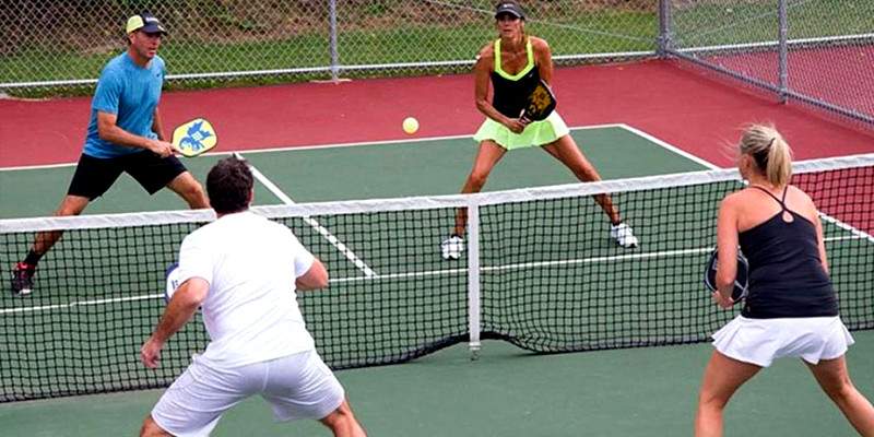 jugar a pickleball